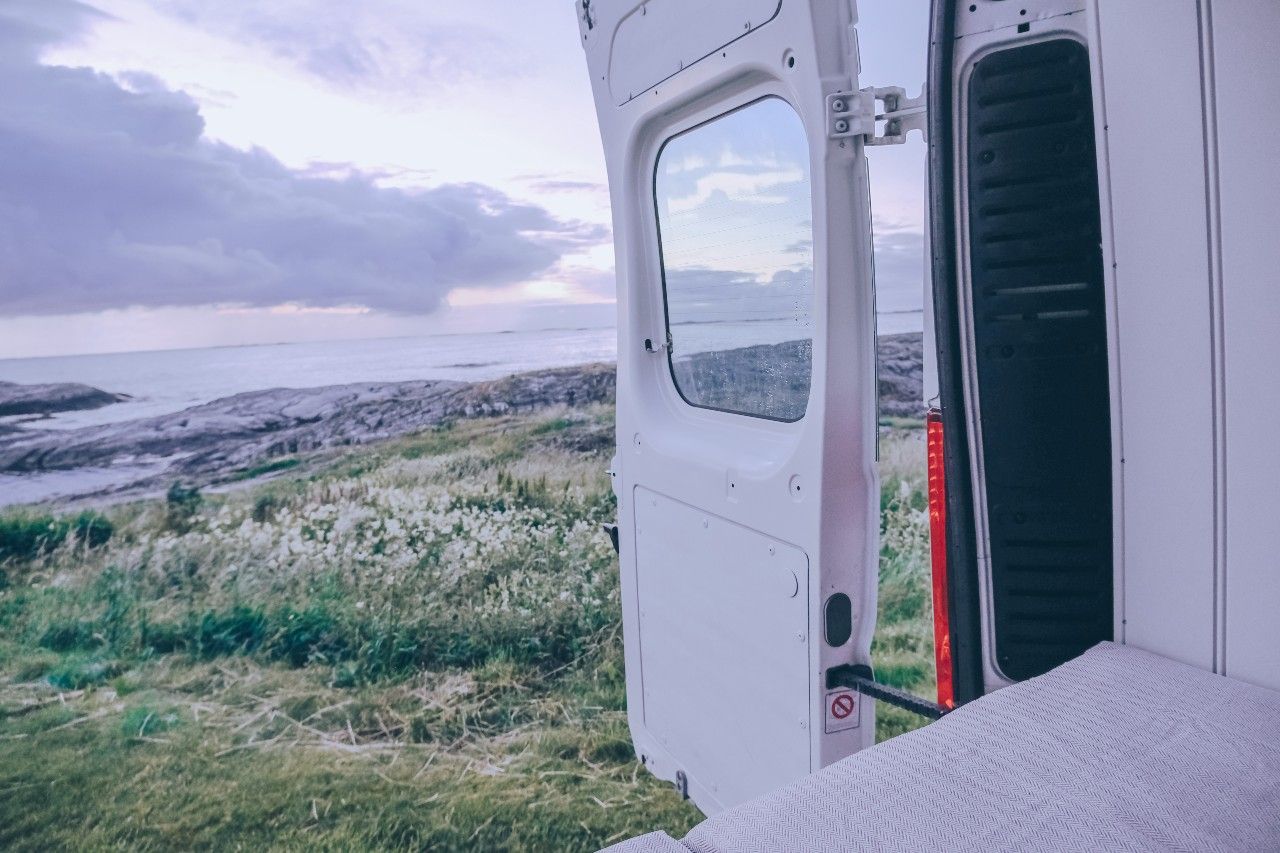 Campervan parkert i norsk natur, klar for vanlife-ferie