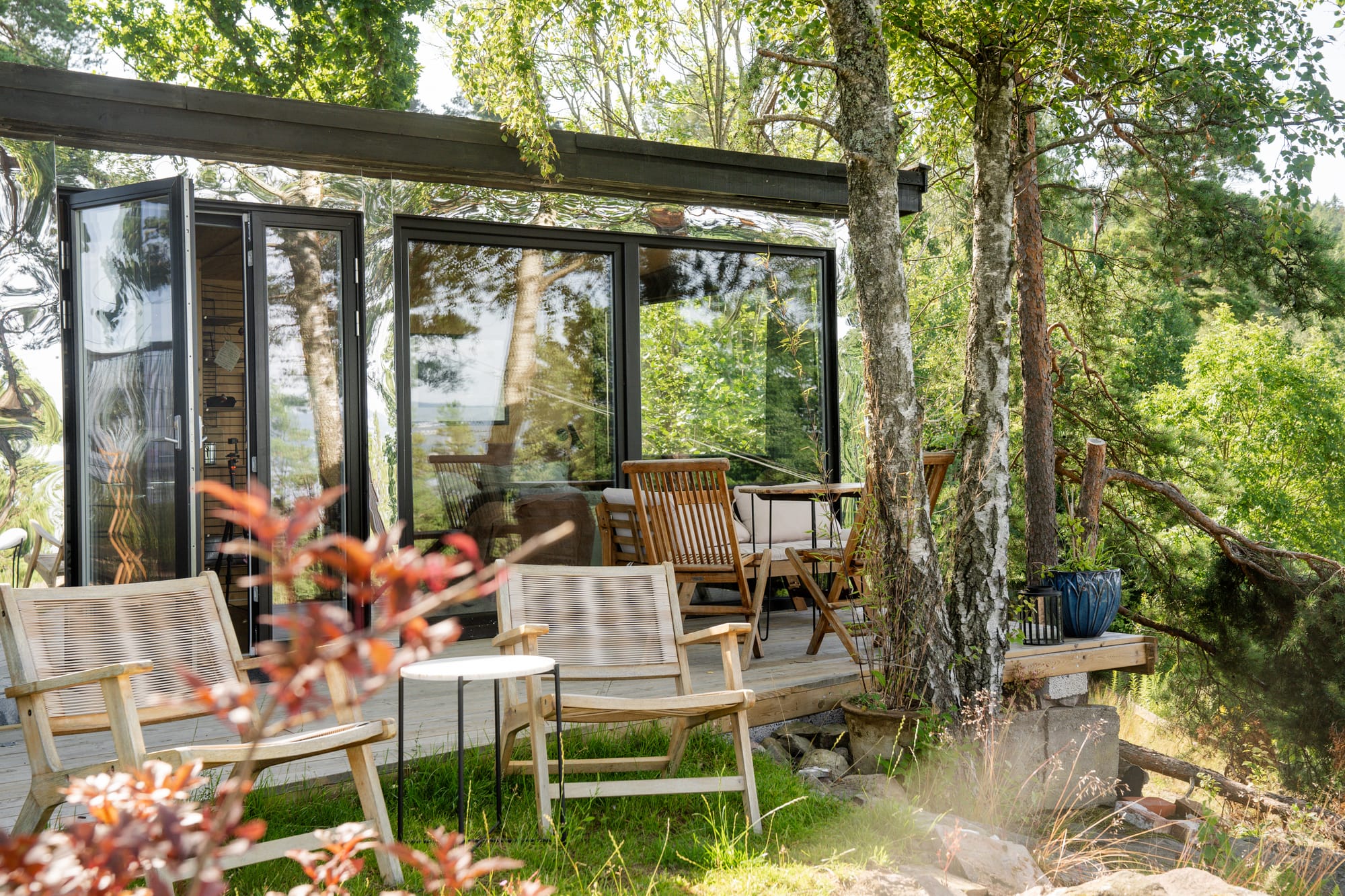 Tretopphytte omgitt av grønne trær – glamping i Norge med Campanyon